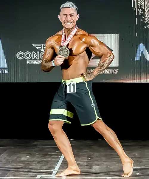 entrenador posando en competición de mister olympia amateur